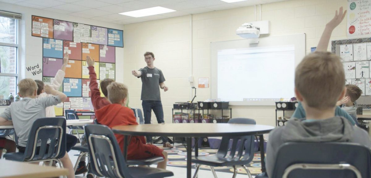 aerospace engineering alumnus Warren Eshpeter presents to a classroom